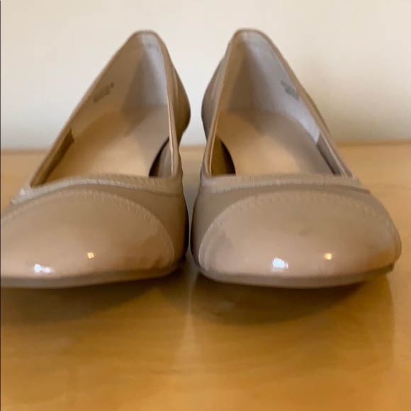 Cole Haan Like New Tan Wedge Size 9 Like New - Picture 6 of 7